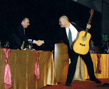 Peter Leidy shakes Tommy Thompson's hand after conference performance